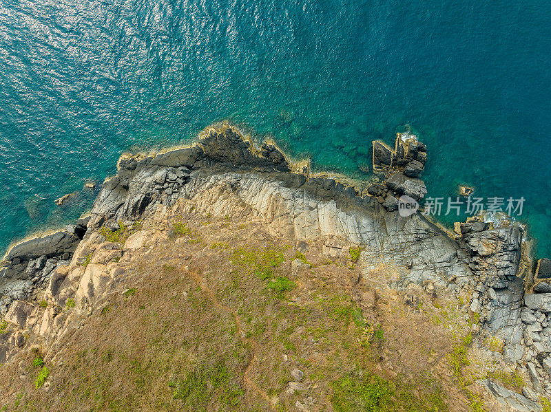 空中拍摄的蓝色海岸上的岩石海滩，海浪的声音，Con Dao, Con Son岛，Ba Ria Vung Tau省